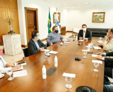 O Governo do Estado ampliou as medidas restritivas para evitar a propagação do novo coronavírus e conter o aumento das infecções no Paraná. O decreto 6294/2020, editado nesta quinta-feira (03), estabelece, entre outras regras, a proibição de confraternizações e eventos presenciais que causem aglomerações com grupos de mais de 10 pessoas, excluídas da contagem crianças de até 14 anos. 