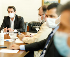 O Governo do Estado ampliou as medidas restritivas para evitar a propagação do novo coronavírus e conter o aumento das infecções no Paraná. O decreto 6294/2020, editado nesta quinta-feira (03), estabelece, entre outras regras, a proibição de confraternizações e eventos presenciais que causem aglomerações com grupos de mais de 10 pessoas, excluídas da contagem crianças de até 14 anos. 