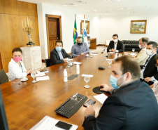 O Governo do Estado ampliou as medidas restritivas para evitar a propagação do novo coronavírus e conter o aumento das infecções no Paraná. O decreto 6294/2020, editado nesta quinta-feira (03), estabelece, entre outras regras, a proibição de confraternizações e eventos presenciais que causem aglomerações com grupos de mais de 10 pessoas, excluídas da contagem crianças de até 14 anos. 