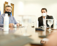 O Governo do Estado ampliou as medidas restritivas para evitar a propagação do novo coronavírus e conter o aumento das infecções no Paraná. O decreto 6294/2020, editado nesta quinta-feira (03), estabelece, entre outras regras, a proibição de confraternizações e eventos presenciais que causem aglomerações com grupos de mais de 10 pessoas, excluídas da contagem crianças de até 14 anos. 