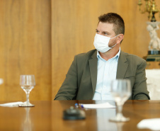 O Governo do Estado ampliou as medidas restritivas para evitar a propagação do novo coronavírus e conter o aumento das infecções no Paraná. O decreto 6294/2020, editado nesta quinta-feira (03), estabelece, entre outras regras, a proibição de confraternizações e eventos presenciais que causem aglomerações com grupos de mais de 10 pessoas, excluídas da contagem crianças de até 14 anos. 