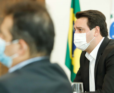 O Governo do Estado ampliou as medidas restritivas para evitar a propagação do novo coronavírus e conter o aumento das infecções no Paraná. O decreto 6294/2020, editado nesta quinta-feira (03), estabelece, entre outras regras, a proibição de confraternizações e eventos presenciais que causem aglomerações com grupos de mais de 10 pessoas, excluídas da contagem crianças de até 14 anos. 