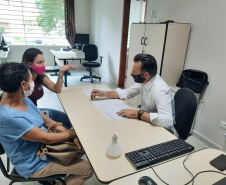 A Cohapar concluiu nesta quinta-feira (3), em Londrina, o primeiro mutirão de audiências de conciliação para renegociação de dívidas imobiliárias, feito em parceria com o Tribunal de Justiça do Paraná (TJPR). A iniciativa conjunta entre os poderes executivo e judiciário estaduais é fruto de um acordo firmado em setembro deste ano e deverá beneficiar milhares de famílias que possuem dívidas de financiamentos com a companhia. (Foto: Ivone Luchini / Cohapar)