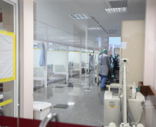Foram disponibilizados, a partir de 20 de novembro, 159 leitos de UTI e 414 de enfermaria. Destes, 321 (93 UTIs e 228 enfermarias) foram em Curitiba e região. Investimento é de R$ 243,5 milhões.