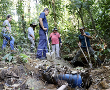 Portos do Paraná apoia gestão da água nas comunidades caiçaras da baia de Paranaguá.