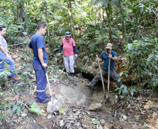 Portos do Paraná apoia gestão da água nas comunidades caiçaras da baia de Paranaguá.