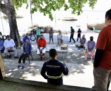 Portos do Paraná apoia gestão da água nas comunidades caiçaras da baia de Paranaguá.