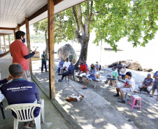 Portos do Paraná apoia gestão da água nas comunidades caiçaras da baia de Paranaguá.