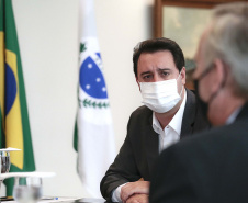 O governador Carlos Massa Ratinho Junior se reuniu nesta segunda-feira (7) com a diretoria da Ferragens Negrão, empresa que atua há 52 anos no mercado de ferramentas para construção civil e que planeja investir R$ 63 milhões no Paraná. O encontro foi marcado pela apresentação da primeira parte desse aporte, de R$ 19 milhões, que aconteceu em um novo Centro de Distribuição e em uma loja em São José dos Pinhais, na Região Metropolitana de Curitiba. Foto: Jonathan Campos/AEN
