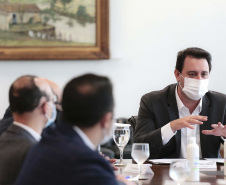O governador Carlos Massa Ratinho Junior se reuniu nesta segunda-feira (7) com a diretoria da Ferragens Negrão, empresa que atua há 52 anos no mercado de ferramentas para construção civil e que planeja investir R$ 63 milhões no Paraná. O encontro foi marcado pela apresentação da primeira parte desse aporte, de R$ 19 milhões, que aconteceu em um novo Centro de Distribuição e em uma loja em São José dos Pinhais, na Região Metropolitana de Curitiba. Foto: Jonathan Campos/AEN