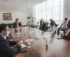 O governador Carlos Massa Ratinho Junior se reuniu nesta segunda-feira (7) com a diretoria da Ferragens Negrão, empresa que atua há 52 anos no mercado de ferramentas para construção civil e que planeja investir R$ 63 milhões no Paraná. O encontro foi marcado pela apresentação da primeira parte desse aporte, de R$ 19 milhões, que aconteceu em um novo Centro de Distribuição e em uma loja em São José dos Pinhais, na Região Metropolitana de Curitiba. Foto: Jonathan Campos/AEN