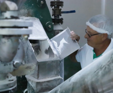 Em Terra Rica está instalada a Farinheira Roders, empresa de origem catarinense que desde 1997 se instalou no paraná para produção de farinha de mandioca. De acordo com Vilmar Roders, proprietário da empresa, são feitas mil toneladas de farinha por mês, sendo que 60% deste volume é destinado à exportação. Foto: José Fernando Ogura/AEN