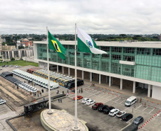 O governador Carlos Massa Ratinho Junior entregou nesta terça-feira (08), em ato simbólico no Palácio Iguaçu, 60 novos veículos que vão encorpar a frota das polícias (Militar e Civil), do Corpo de Bombeiro e do Departamento Penitenciário. A meta é chegar a 2022 com 80% da frota renovada.Foto: Alessandro Vieira/AEN