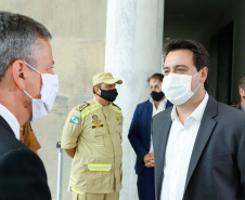 O governador Carlos Massa Ratinho Junior entregou nesta terça-feira (08), em ato simbólico no Palácio Iguaçu, 60 novos veículos que vão encorpar a frota das polícias (Militar e Civil), do Corpo de Bombeiro e do Departamento Penitenciário. A meta é chegar a 2022 com 80% da frota renovada.