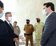 O governador Carlos Massa Ratinho Junior entregou nesta terça-feira (08), em ato simbólico no Palácio Iguaçu, 60 novos veículos que vão encorpar a frota das polícias (Militar e Civil), do Corpo de Bombeiro e do Departamento Penitenciário. A meta é chegar a 2022 com 80% da frota renovada.