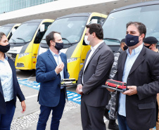 O governador Carlos Massa Ratinho Junior entregou nesta terça-feira (08), em ato simbólico no Palácio Iguaçu, 60 novos veículos que vão encorpar a frota das polícias (Militar e Civil), do Corpo de Bombeiro e do Departamento Penitenciário. A meta é chegar a 2022 com 80% da frota renovada.