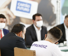 O governador Carlos Massa Ratinho Junior lançou nesta terça-feira (8) o site que dá largada ao cadastramento das empresas interessadas em participar do programa Cartão Futuro Emergencial, criado pelo Governo do Estado para estimular e manter as contratações de jovens aprendizes. Foto: Jonathan Campos/AEN
