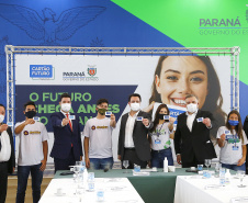 O governador Carlos Massa Ratinho Junior lançou nesta terça-feira (8) o site que dá largada ao cadastramento das empresas interessadas em participar do programa Cartão Futuro Emergencial, criado pelo Governo do Estado para estimular e manter as contratações de jovens aprendizes. Foto: Jonathan Campos/AEN