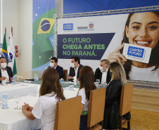 O governador Carlos Massa Ratinho Junior lançou nesta terça-feira (8) o site que dá largada ao cadastramento das empresas interessadas em participar do programa Cartão Futuro Emergencial, criado pelo Governo do Estado para estimular e manter as contratações de jovens aprendizes. Foto: Jonathan Campos/AEN