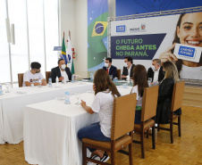 O governador Carlos Massa Ratinho Junior lançou nesta terça-feira (8) o site que dá largada ao cadastramento das empresas interessadas em participar do programa Cartão Futuro Emergencial, criado pelo Governo do Estado para estimular e manter as contratações de jovens aprendizes. Foto: Jonathan Campos/AEN