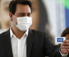 O governador Carlos Massa Ratinho Junior lançou nesta terça-feira (8) o site que dá largada ao cadastramento das empresas interessadas em participar do programa Cartão Futuro Emergencial, criado pelo Governo do Estado para estimular e manter as contratações de jovens aprendizes. Foto: Jonathan Campos/AEN