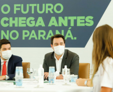 O governador Carlos Massa Ratinho Junior lançou nesta terça-feira (8) o site que dá largada ao cadastramento das empresas interessadas em participar do programa Cartão Futuro Emergencial, criado pelo Governo do Estado para estimular e manter as contratações de jovens aprendizes. 