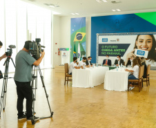 O governador Carlos Massa Ratinho Junior lançou nesta terça-feira (8) o site que dá largada ao cadastramento das empresas interessadas em participar do programa Cartão Futuro Emergencial, criado pelo Governo do Estado para estimular e manter as contratações de jovens aprendizes. 