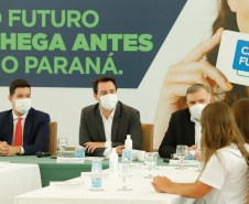 O governador Carlos Massa Ratinho Junior lançou nesta terça-feira (8) o site que dá largada ao cadastramento das empresas interessadas em participar do programa Cartão Futuro Emergencial, criado pelo Governo do Estado para estimular e manter as contratações de jovens aprendizes. 