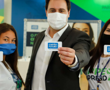 O governador Carlos Massa Ratinho Junior lançou nesta terça-feira (8) o site que dá largada ao cadastramento das empresas interessadas em participar do programa Cartão Futuro Emergencial, criado pelo Governo do Estado para estimular e manter as contratações de jovens aprendizes. 