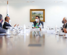 O governador Carlos Massa Ratinho Junior recebeu nesta terça-feira (8), no Palácio Iguaçu, em Curitiba, o governador da província argentina de Tucumán, Juan Luis Manzur. Foto: Jonathan Campos/AEN