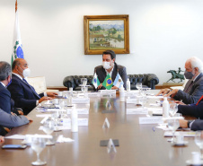 O governador Carlos Massa Ratinho Junior recebeu nesta terça-feira (8), no Palácio Iguaçu, em Curitiba, o governador da província argentina de Tucumán, Juan Luis Manzur. Foto: Jonathan Campos/AEN
