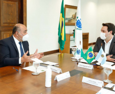 O governador Carlos Massa Ratinho Junior recebeu nesta quinta-feira (4), no Palácio Iguaçu, em Curitiba, o governador da província argentina de Tucumán, Juan Luis Manzur,