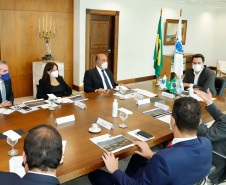 O governador Carlos Massa Ratinho Junior recebeu nesta quinta-feira (4), no Palácio Iguaçu, em Curitiba, o governador da província argentina de Tucumán, Juan Luis Manzur,