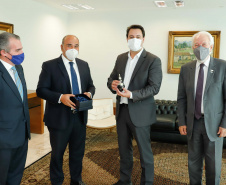 O governador Carlos Massa Ratinho Junior recebeu nesta quinta-feira (4), no Palácio Iguaçu, em Curitiba, o governador da província argentina de Tucumán, Juan Luis Manzur,