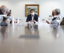 O governador Carlos Massa Ratinho Junior recebeu nesta quarta-feira (9) notas técnicas do Movimento Pró-Paraná e do Instituto de Engenharia do Paraná (IEP) de apoio aos projetos de modernização da Orla de Matinhos e da construção da Ponte de Guaratuba, no Litoral. As obras fazem parte do planejamento estratégico do Governo do Estado e atendem demandas históricas de moradores e turistas, além de promover integração e desenvolvimento social.Foto: Jonathan Campos/AEN