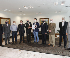 O governador Carlos Massa Ratinho Junior recebeu nesta quarta-feira (9) notas técnicas do Movimento Pró-Paraná e do Instituto de Engenharia do Paraná (IEP) de apoio aos projetos de modernização da Orla de Matinhos e da construção da Ponte de Guaratuba, no Litoral. As obras fazem parte do planejamento estratégico do Governo do Estado e atendem demandas históricas de moradores e turistas, além de promover integração e desenvolvimento social.Foto: Jonathan Campos/AEN