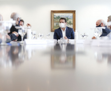 O governador Carlos Massa Ratinho Junior recebeu nesta quarta-feira (9) notas técnicas do Movimento Pró-Paraná e do Instituto de Engenharia do Paraná (IEP) de apoio aos projetos de modernização da Orla de Matinhos e da construção da Ponte de Guaratuba, no Litoral. As obras fazem parte do planejamento estratégico do Governo do Estado e atendem demandas históricas de moradores e turistas, além de promover integração e desenvolvimento social.Foto: Jonathan Campos/AEN