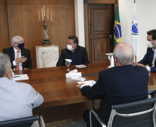 O governador Carlos Massa Ratinho Junior recebeu nesta quarta-feira (9) notas técnicas do Movimento Pró-Paraná e do Instituto de Engenharia do Paraná (IEP) de apoio aos projetos de modernização da Orla de Matinhos e da construção da Ponte de Guaratuba, no Litoral. As obras fazem parte do planejamento estratégico do Governo do Estado e atendem demandas históricas de moradores e turistas, além de promover integração e desenvolvimento social.Foto: Jonathan Campos/AEN