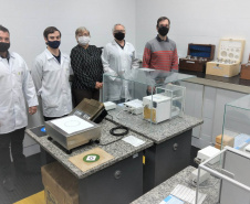 O Laboratório de Curitiba – Lacut, do Instituto de Pesos e Medidas do Paraná (Ipem-PR), recebeu a Equipe Avaliadora de Laboratórios de Calibração do Instituto Nacional de Metrologia, Qualidade e Tecnologia – Inmetro, entre segunda e quarta-feira (7 a 9). Os profissionais vieram para a renovação do Certificado de Acreditação emitido pela Coordenação Geral de Acreditação do Inmetro. Foto: IPEM