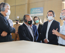 O governador Carlos Massa Ratinho Junior e o Ministro do Desenvolvimento Regional, Rogério Marinho  visitam nesta quinta-feira (1), em Araucaria a  TecVerde empresa da área de Construção Civil que executa edificações em Wood Frame.Araucaria, 10/12/2020 - Foto: Geraldo Bubniak/AEN