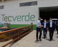 O governador Carlos Massa Ratinho Junior e o Ministro do Desenvolvimento Regional, Rogério Marinho  visitam nesta quinta-feira (1), em Araucaria a  TecVerde empresa da área de Construção Civil que executa edificações em Wood Frame.Araucaria, 10/12/2020 - Foto: Geraldo Bubniak/AEN