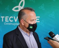 O governador Carlos Massa Ratinho Junior e o Ministro do Desenvolvimento Regional, Rogério Marinho  visitam nesta quinta-feira (1), em Araucaria a  TecVerde empresa da área de Construção Civil que executa edificações em Wood Frame.Araucaria, 10/12/2020 - Foto: Geraldo Bubniak/AEN