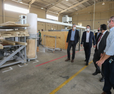 O governador Carlos Massa Ratinho Junior e o Ministro do Desenvolvimento Regional, Rogério Marinho  visitam nesta quinta-feira (1), em Araucaria a  TecVerde empresa da área de Construção Civil que executa edificações em Wood Frame.Araucaria, 10/12/2020 - Foto: Geraldo Bubniak/AEN