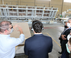 O governador Carlos Massa Ratinho Junior e o Ministro do Desenvolvimento Regional, Rogério Marinho  visitam nesta quinta-feira (1), em Araucaria a  TecVerde empresa da área de Construção Civil que executa edificações em Wood Frame.Araucaria, 10/12/2020 - Foto: Geraldo Bubniak/AEN