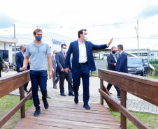 O governador Carlos Massa Ratinho Junior visitou nesta quinta-feira (10), ao lado do ministro do Desenvolvimento Regional, Rogério Marinho, a sede da construtora Tecverde, em Araucária, na Região Metropolitana de Curitiba (RMC). A empresa paranaense, fundada em 2009, é especialista no uso de uma tecnologia de origem alemã, baseada no uso da madeira, que pode acelerar a construção de casas populares.