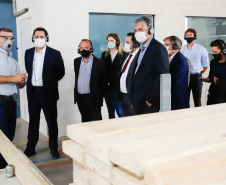 O governador Carlos Massa Ratinho Junior visitou nesta quinta-feira (10), ao lado do ministro do Desenvolvimento Regional, Rogério Marinho, a sede da construtora Tecverde, em Araucária, na Região Metropolitana de Curitiba (RMC). A empresa paranaense, fundada em 2009, é especialista no uso de uma tecnologia de origem alemã, baseada no uso da madeira, que pode acelerar a construção de casas populares.