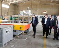 O governador Carlos Massa Ratinho Junior visitou nesta quinta-feira (10), ao lado do ministro do Desenvolvimento Regional, Rogério Marinho, a sede da construtora Tecverde, em Araucária, na Região Metropolitana de Curitiba (RMC). A empresa paranaense, fundada em 2009, é especialista no uso de uma tecnologia de origem alemã, baseada no uso da madeira, que pode acelerar a construção de casas populares.