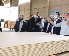O governador Carlos Massa Ratinho Junior visitou nesta quinta-feira (10), ao lado do ministro do Desenvolvimento Regional, Rogério Marinho, a sede da construtora Tecverde, em Araucária, na Região Metropolitana de Curitiba (RMC). A empresa paranaense, fundada em 2009, é especialista no uso de uma tecnologia de origem alemã, baseada no uso da madeira, que pode acelerar a construção de casas populares.
