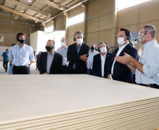 O governador Carlos Massa Ratinho Junior visitou nesta quinta-feira (10), ao lado do ministro do Desenvolvimento Regional, Rogério Marinho, a sede da construtora Tecverde, em Araucária, na Região Metropolitana de Curitiba (RMC). A empresa paranaense, fundada em 2009, é especialista no uso de uma tecnologia de origem alemã, baseada no uso da madeira, que pode acelerar a construção de casas populares.