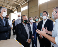 O governador Carlos Massa Ratinho Junior visitou nesta quinta-feira (10), ao lado do ministro do Desenvolvimento Regional, Rogério Marinho, a sede da construtora Tecverde, em Araucária, na Região Metropolitana de Curitiba (RMC). A empresa paranaense, fundada em 2009, é especialista no uso de uma tecnologia de origem alemã, baseada no uso da madeira, que pode acelerar a construção de casas populares.
